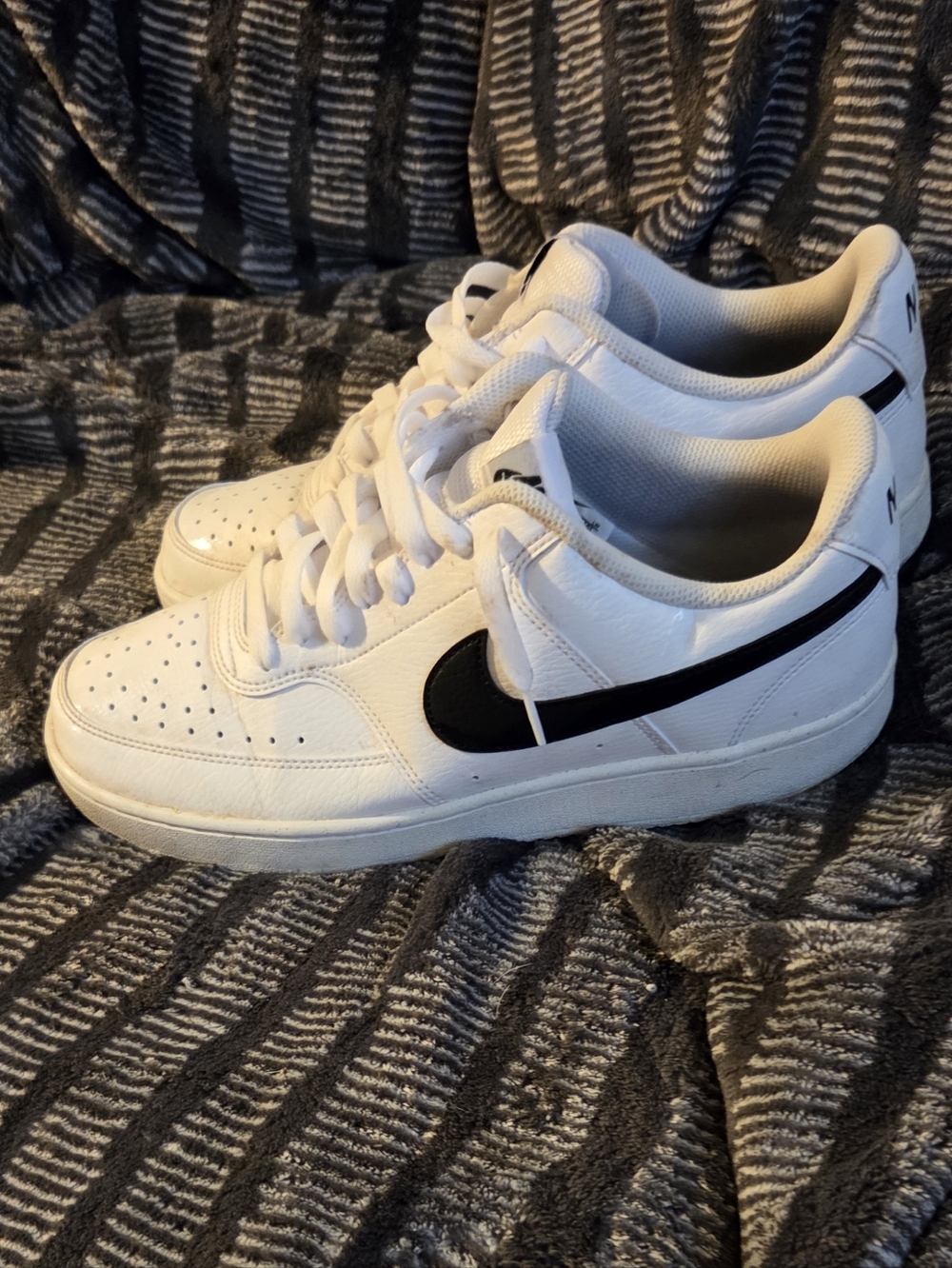 Nike White Low-Top Sneakers with Black Swoosh 9 1/2 - Picture 8 of 8